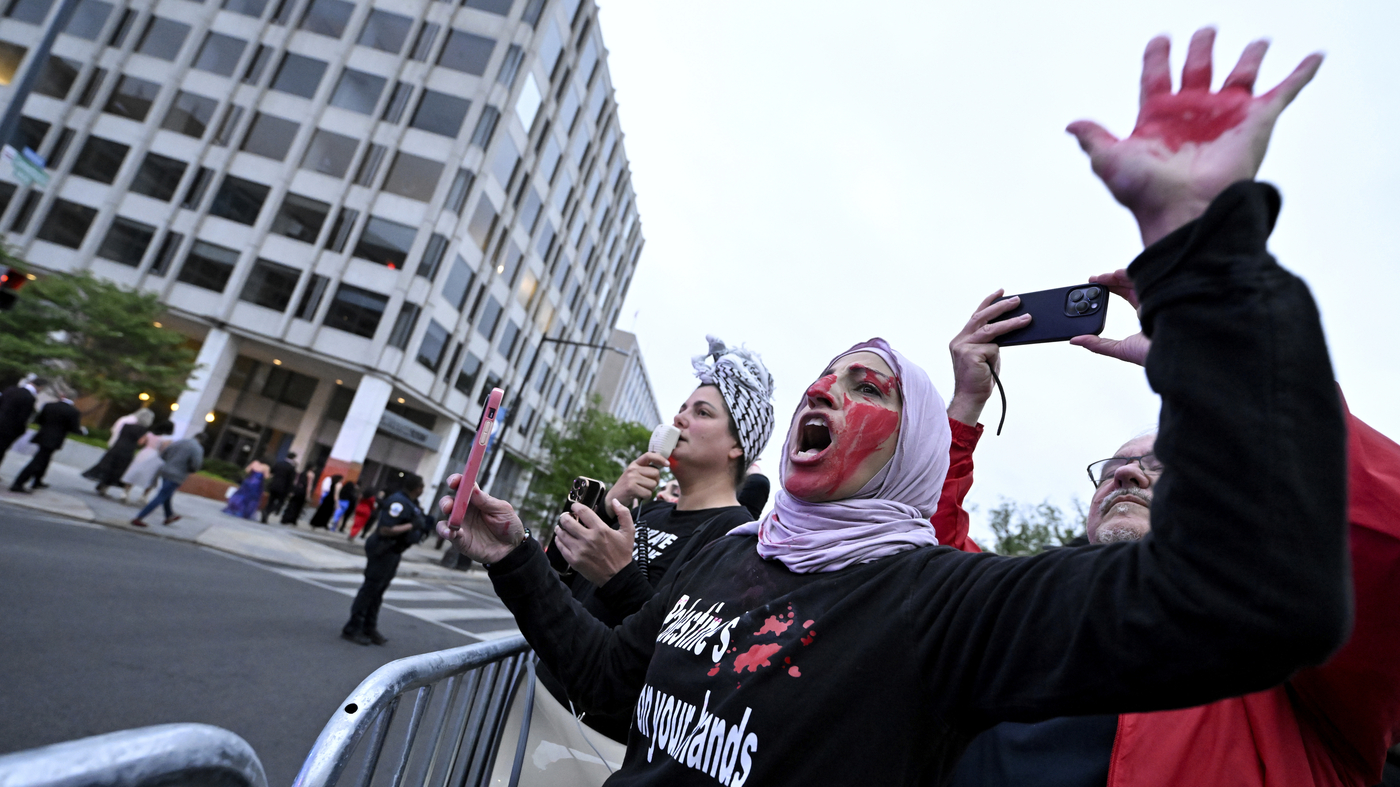 Gaza protestors picket White House correspondents dinner, as Biden ribs Trump : NPR