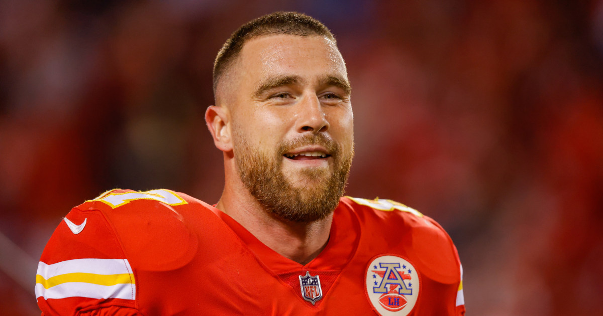 Chiefs star Travis Kelce agrees to 2-year extension to remain in Kansas City