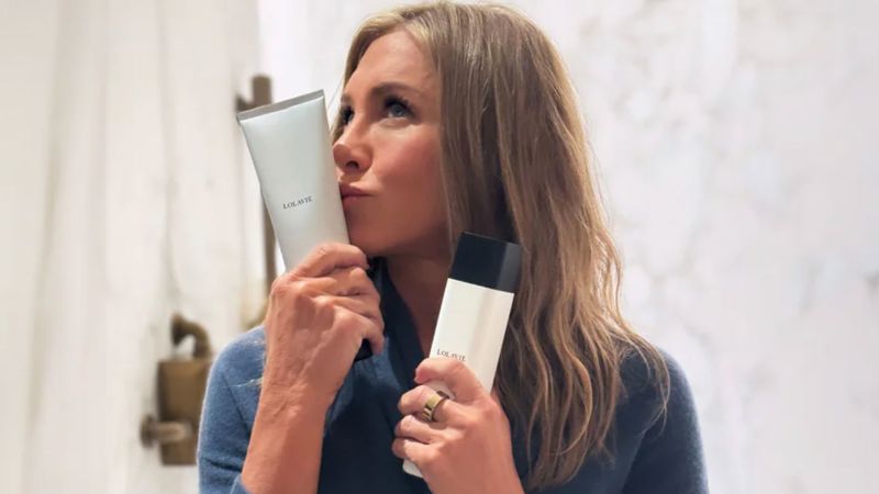 Jennifer Aniston adds sculpting paste to LolaVie