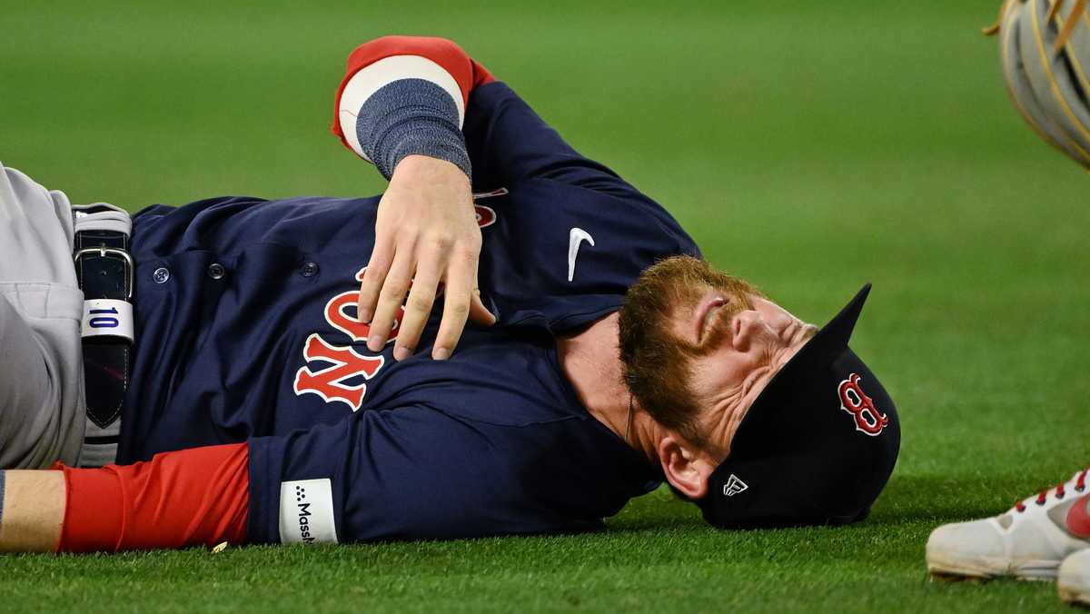 Red Sox Trevor Story leaves game after injuring shoulder