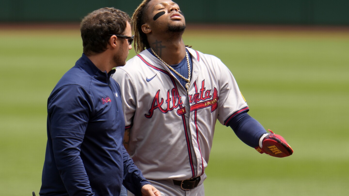 Braves Ronald Acuña Jr. appears to hurt leg in first inning against Pirates