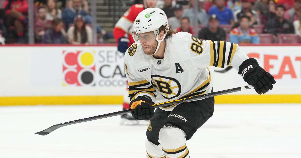 Bruins applaud David Pastrnak for throwing down with Panthers' Matthew Tkachuk