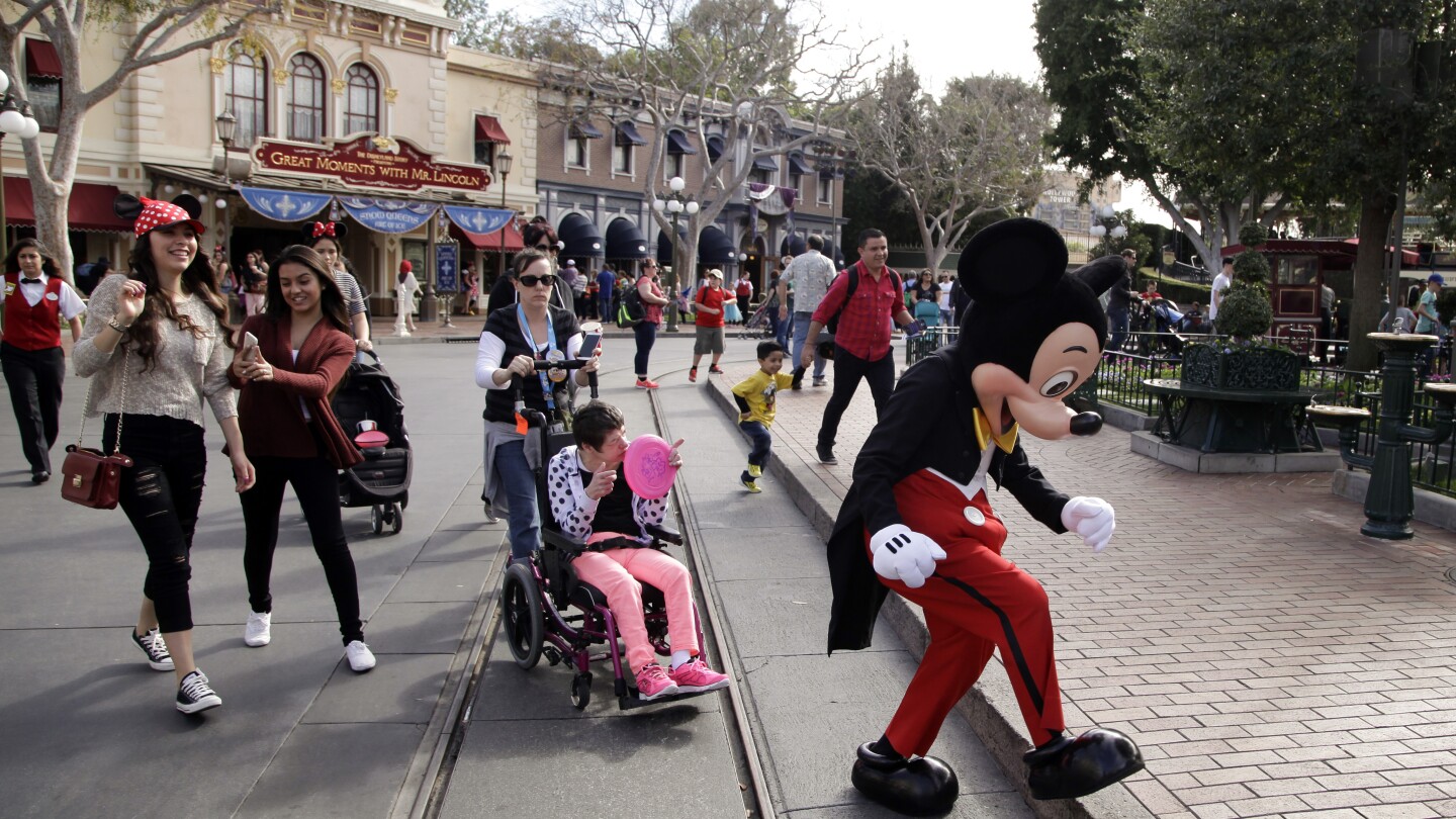 Disneyland character and parade performers in California vote to join labor union