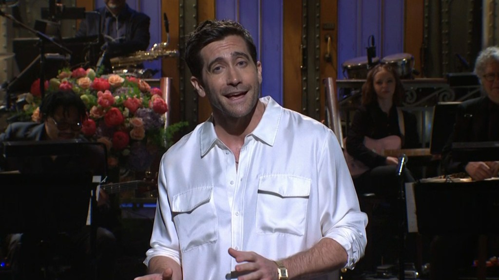 Jake Gyllenhaal Sings His Way Into Season 49 Finale