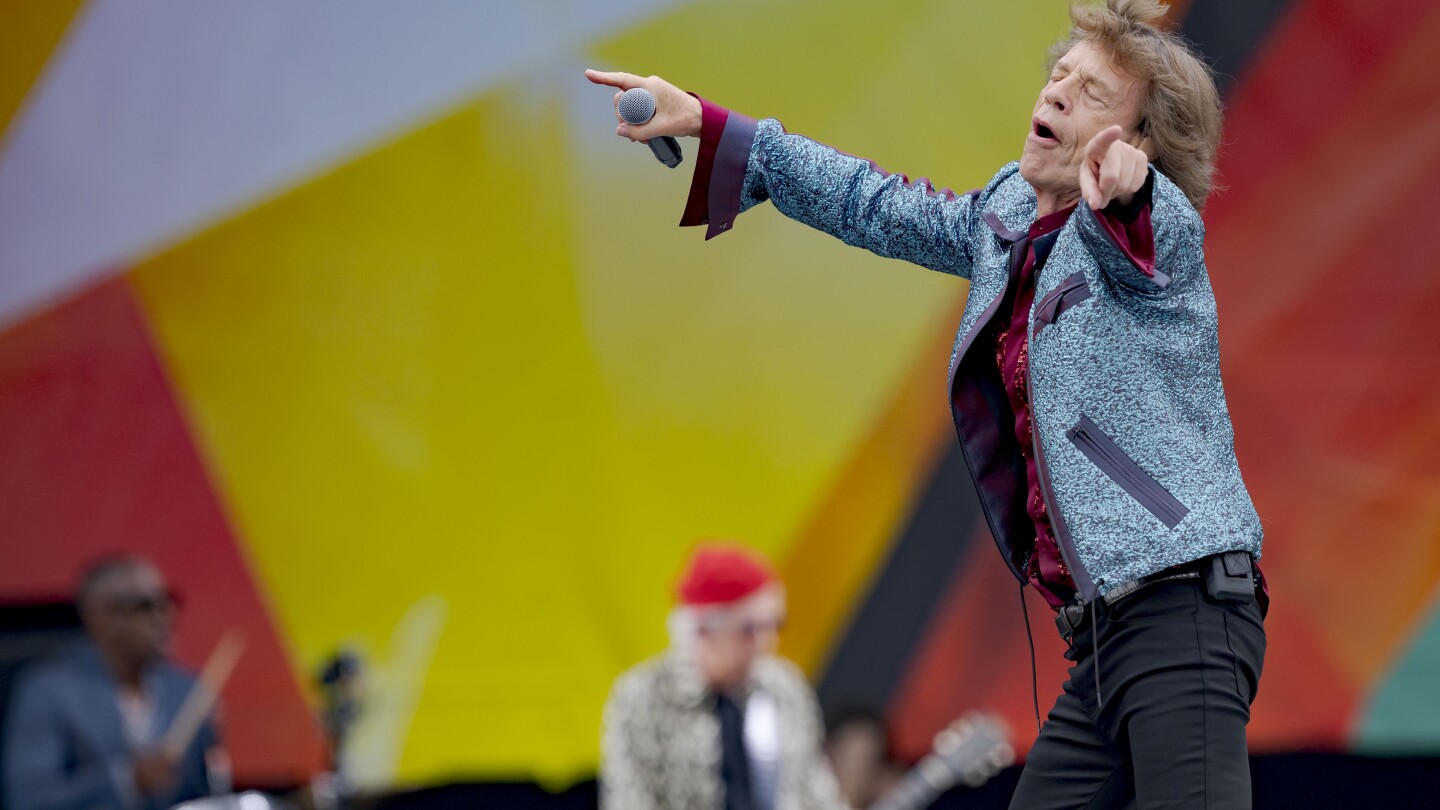 Lured by Rolling Stones performance, half-a-million fans attend New Orleans Jazz Fest