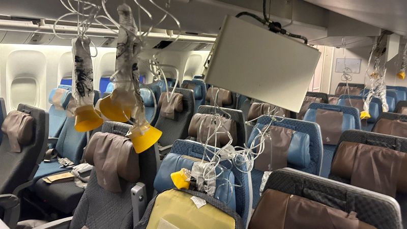 Passengers on SQ321 Singapore Airlines flight describe nightmare at 37,000 feet