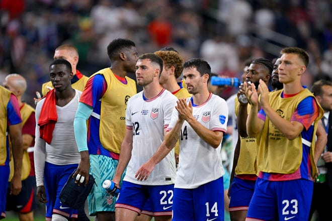 Jun 23, 2024; Arlington, TX, USA; The United States players acknowledges the fans after USA shuts out Bolivia 2-0 in a 2024 Copa America match at AT&T Stadium. Mandatory Credit: Jerome Miron-USA TODAY Sports