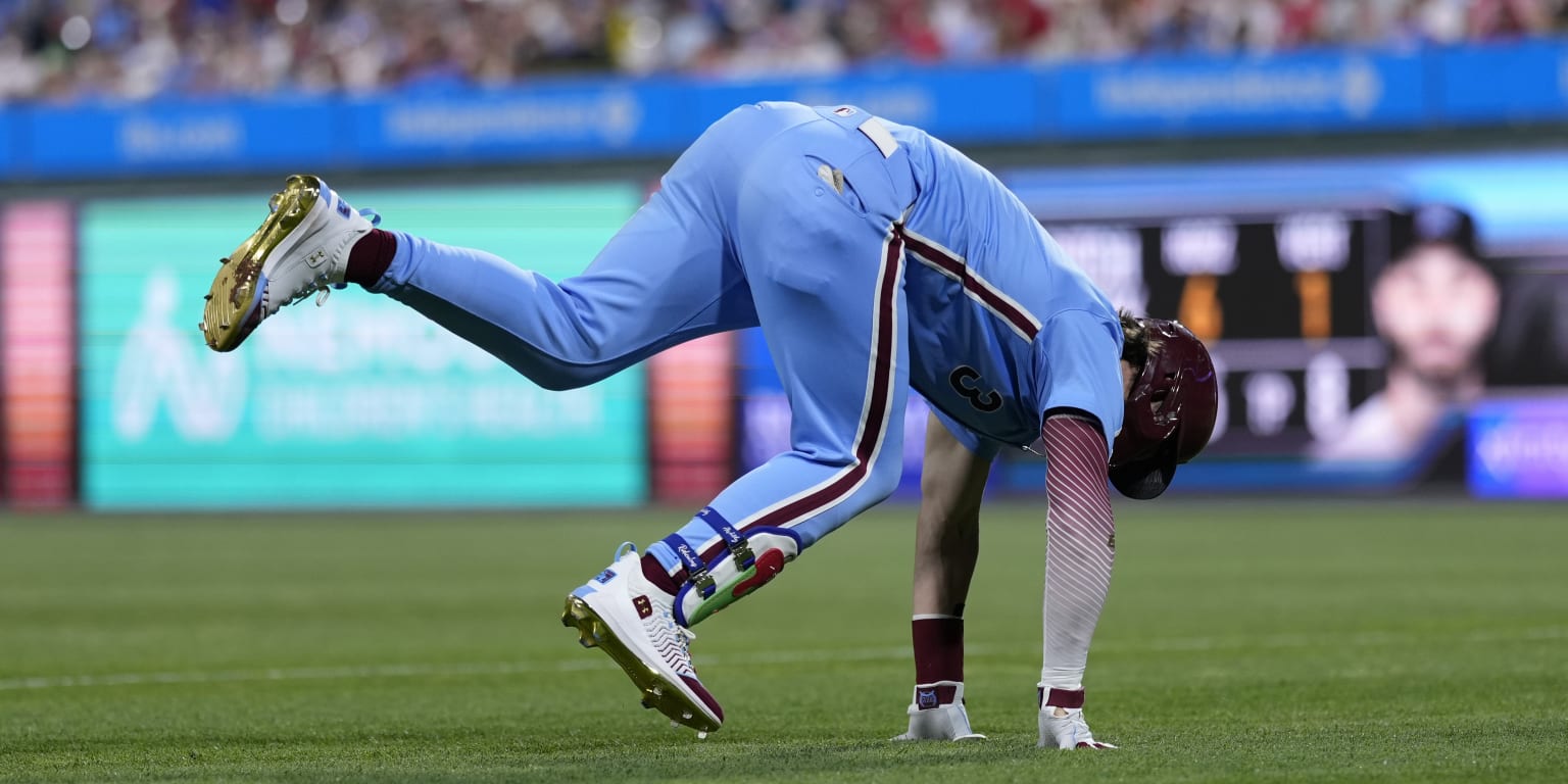 Bryce Harper limps off the field after groundout vs. Marlins