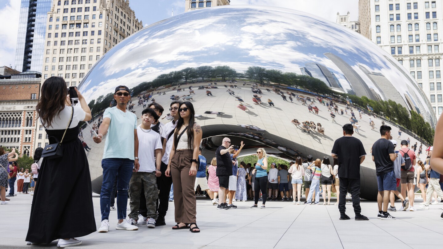 Chicago's 'Bean' sculpture reopens to tourists after nearly a year