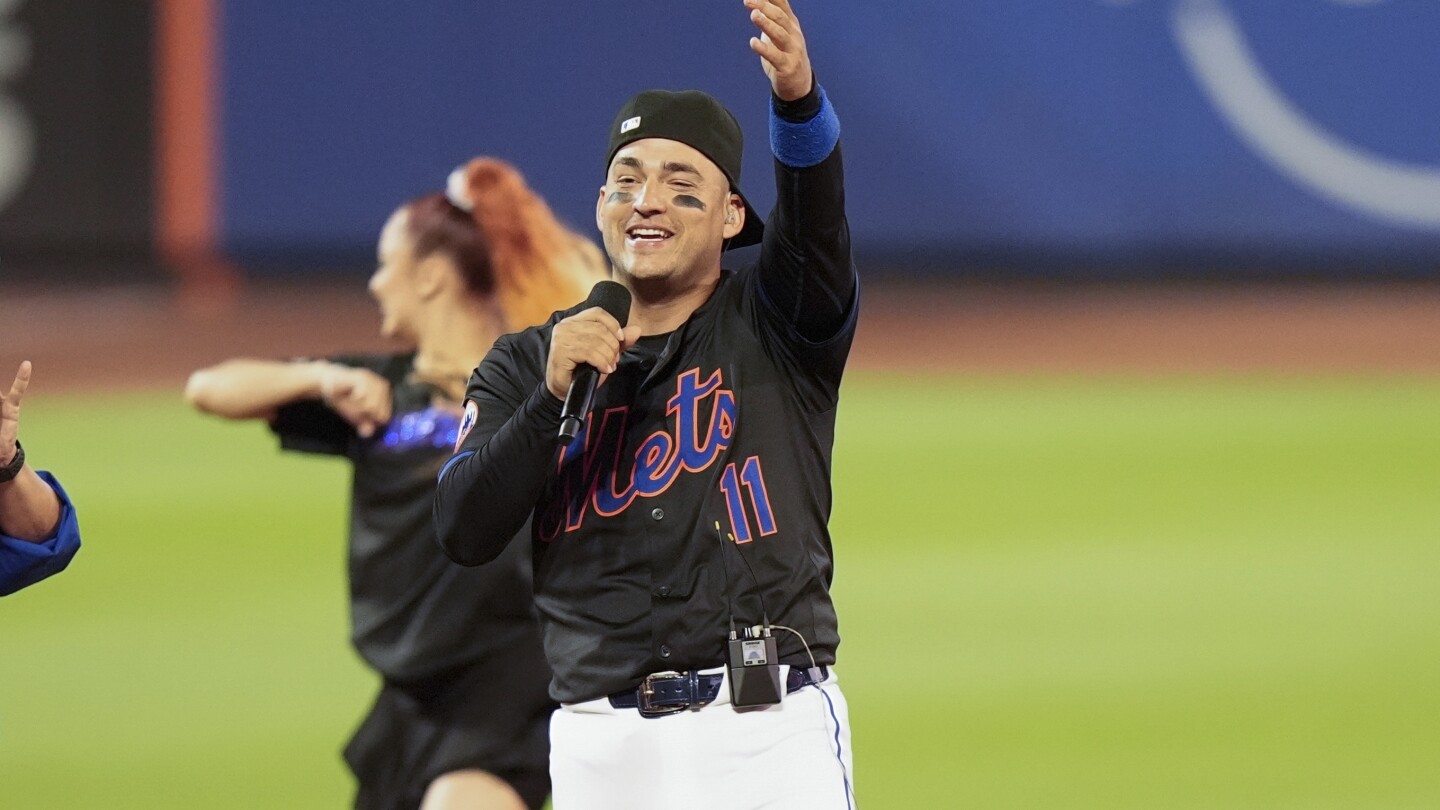 OMG! Mets infielder Jose Iglesias performs his song after win