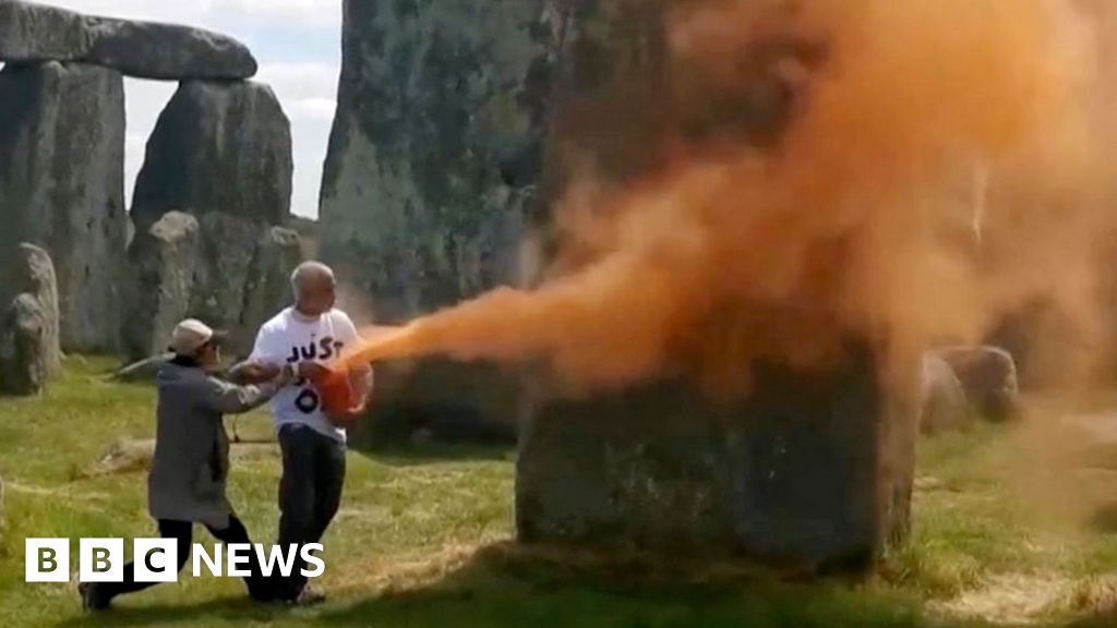 Paint sprayed on Stonehenge removed ahead of summer solstice