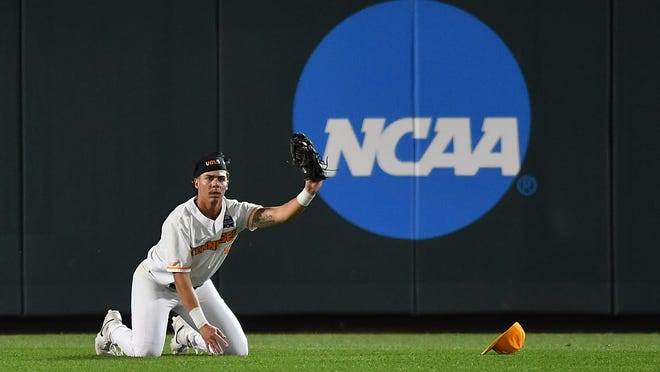 Tennessee vs Texas A&M score updates in College World Series Game 1