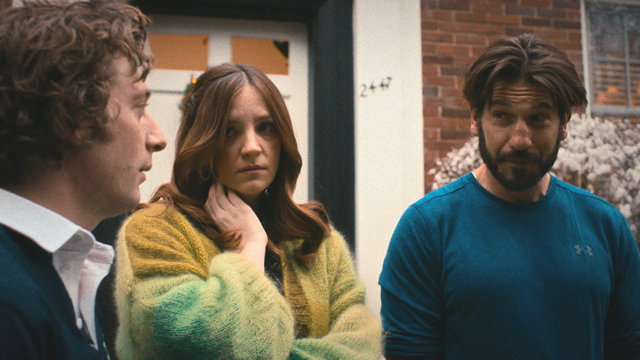 The Bear (l-r) Jeremy Allen White as Carmen Carmy Berzatto, Abby Elliot as Natalie Sugar Berzatto, Jon Bernthal as Michael Berzatto.