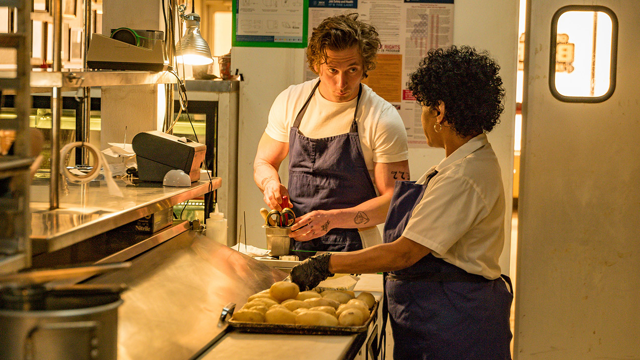 The Bear (l-r) Jeremy Allen White as Carmen Berzatto, Liza Colon-Zayas as Tina.