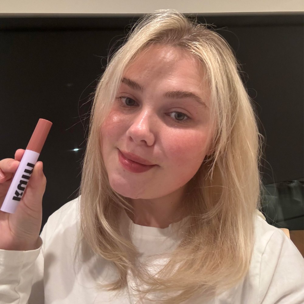 olivia hanson wearing kulfi lip staining oil