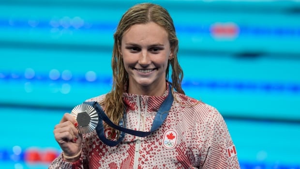 Summer McIntosh grabs Canada's 1st medal in Paris with women's 400m freestyle silver