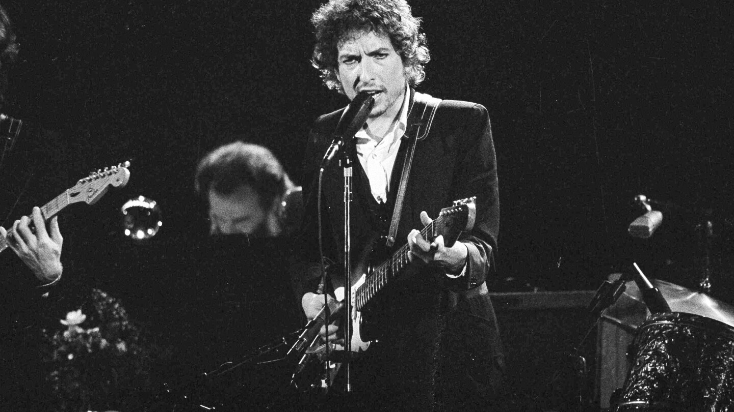 Bob Dylan is giving fans a chance to relive his 1974 tour with the Band on a staggering 27-disc set