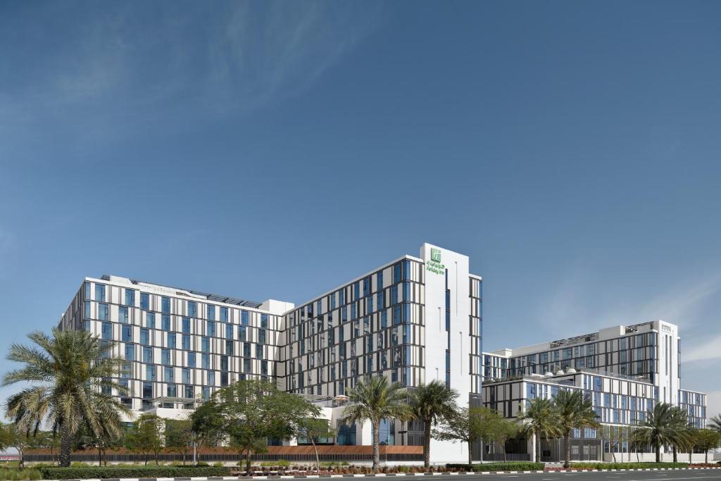 Comfort and Convenience at Holiday Inn Dubai al-Maktoum Airport