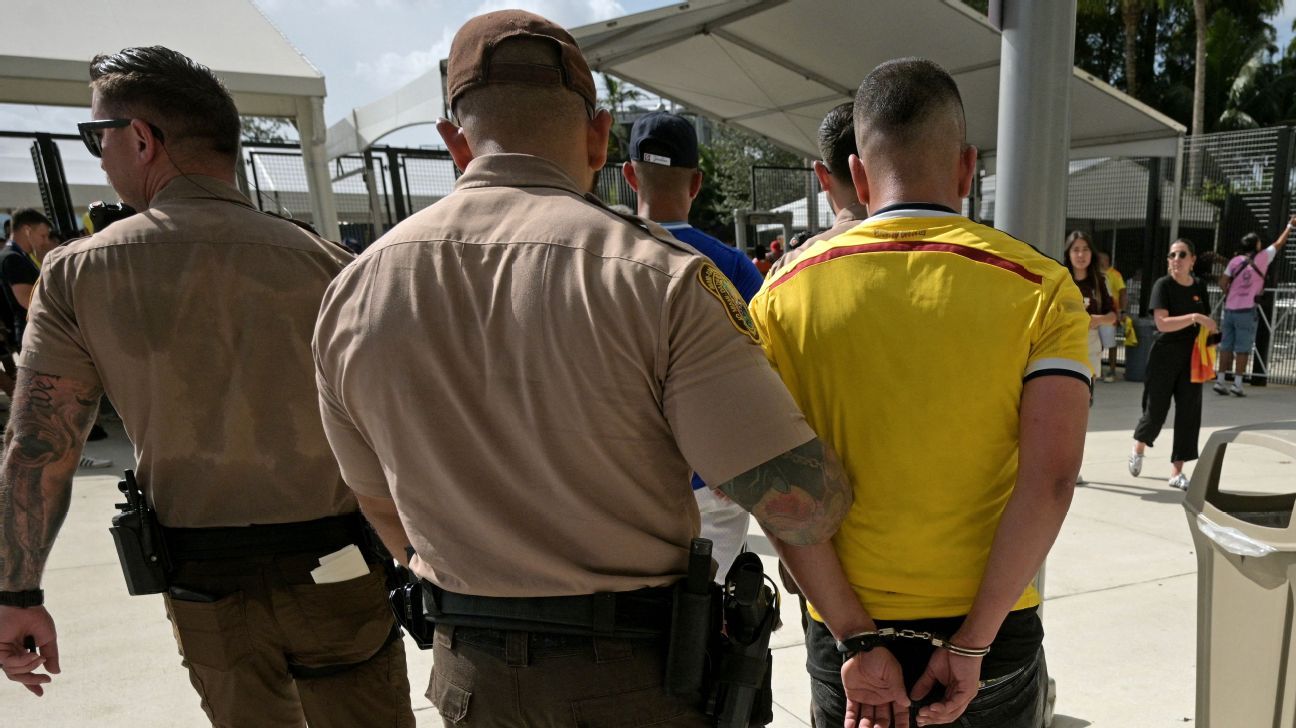 Copa América final start delayed after fans rush gates