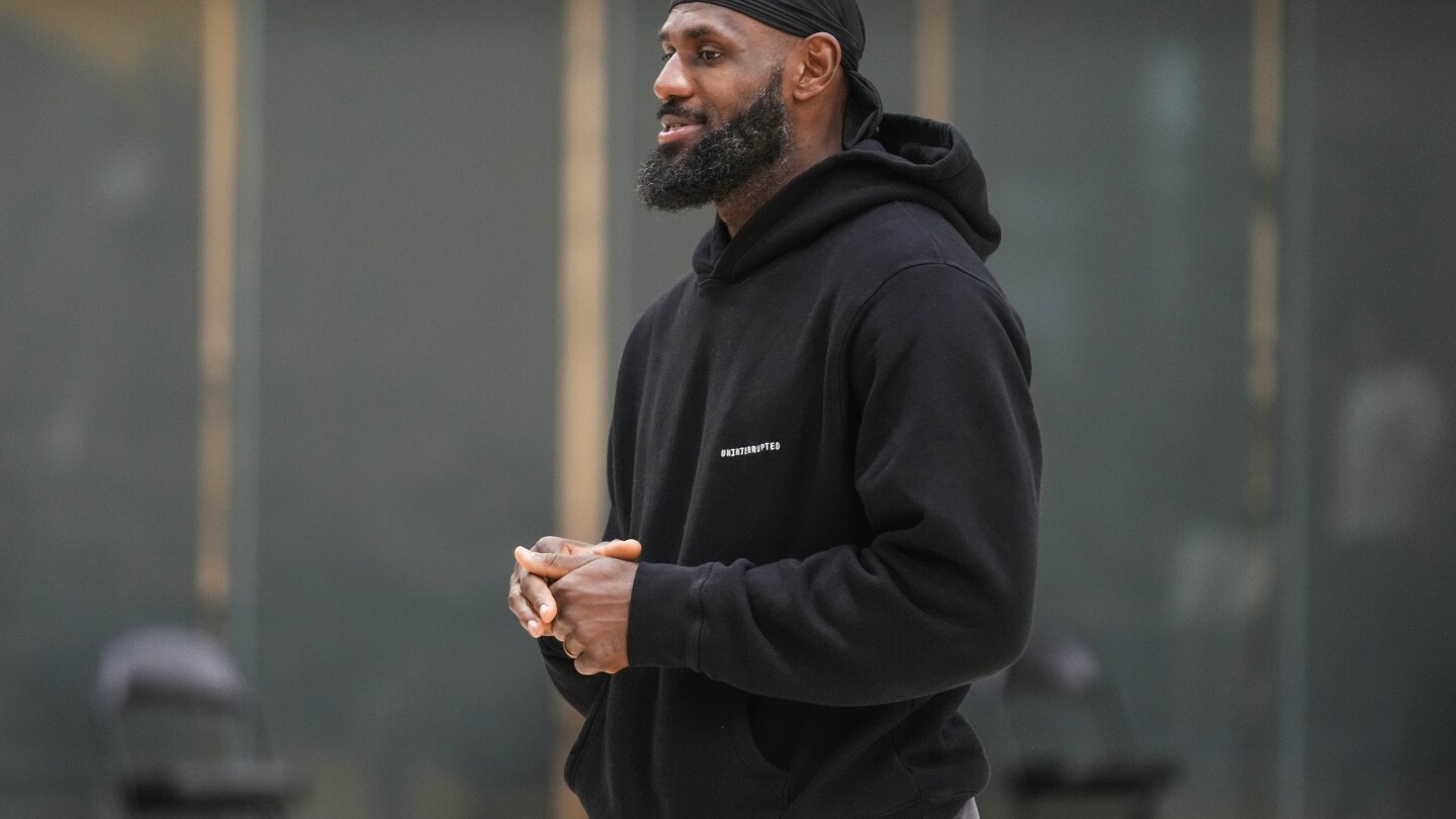 LeBron James agrees to 2-year extension with Lakers: Source