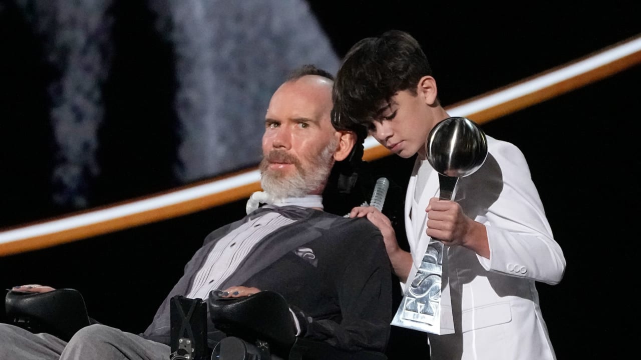 Steve Gleason accepts Arthur Ashe Courage Award at ESPYs