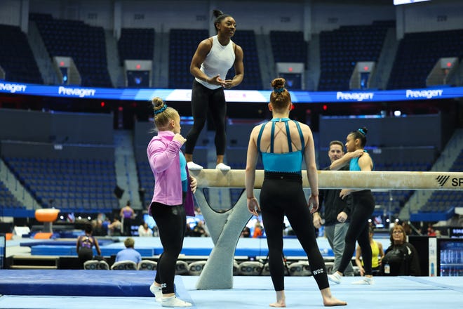 When Simone Biles saw Joscelyn Roberson (left) struggling after suffering an injury at 2023 worlds, Biles got her a card and left it on her locker. Roberson kept it there as a daily reminder to herself.