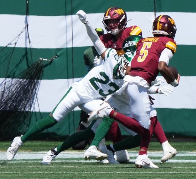 22East Rutherford, NJ -- August 10, 2024 -- Isaiah Oliver of the Jets canÕt stop of the Commanders quarterback Jayden Daniels from scoring a TD as the Washington Commanders came to MetLife Stadium to play the New York Jets in the first press season game of the 2024 season.