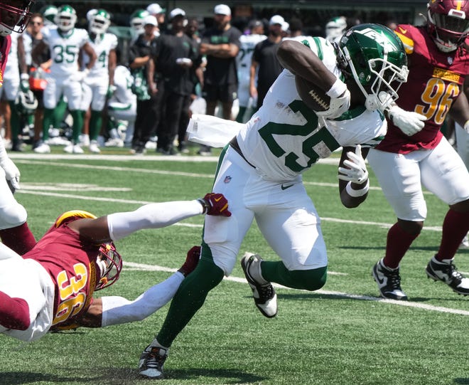 East Rutherford, NJ -- August 10, 2024 -- Kyu Blu Kelly in canÕt take down Israel Abanikanda in the second half as the Washington Commanders came to MetLife Stadium to play the New York Jets in the first press season game of the 2024 season. The Jets topped the Commanders 20-17.