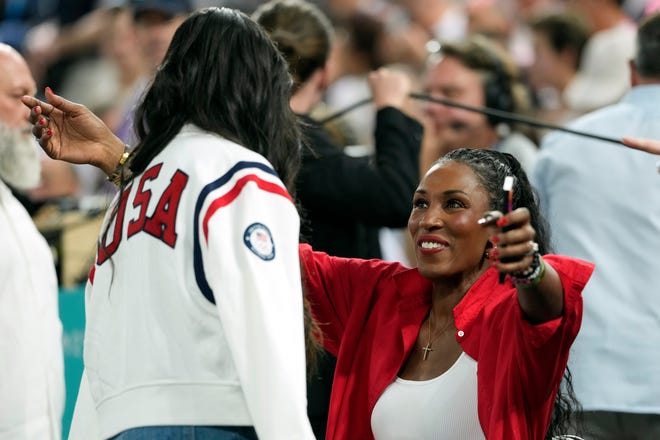 Lisa Leslie and Vanessa Bryant shared a hug pregame.