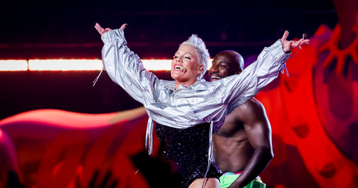 Pink and The Chicks perform at the DNC ahead of Harris' speech