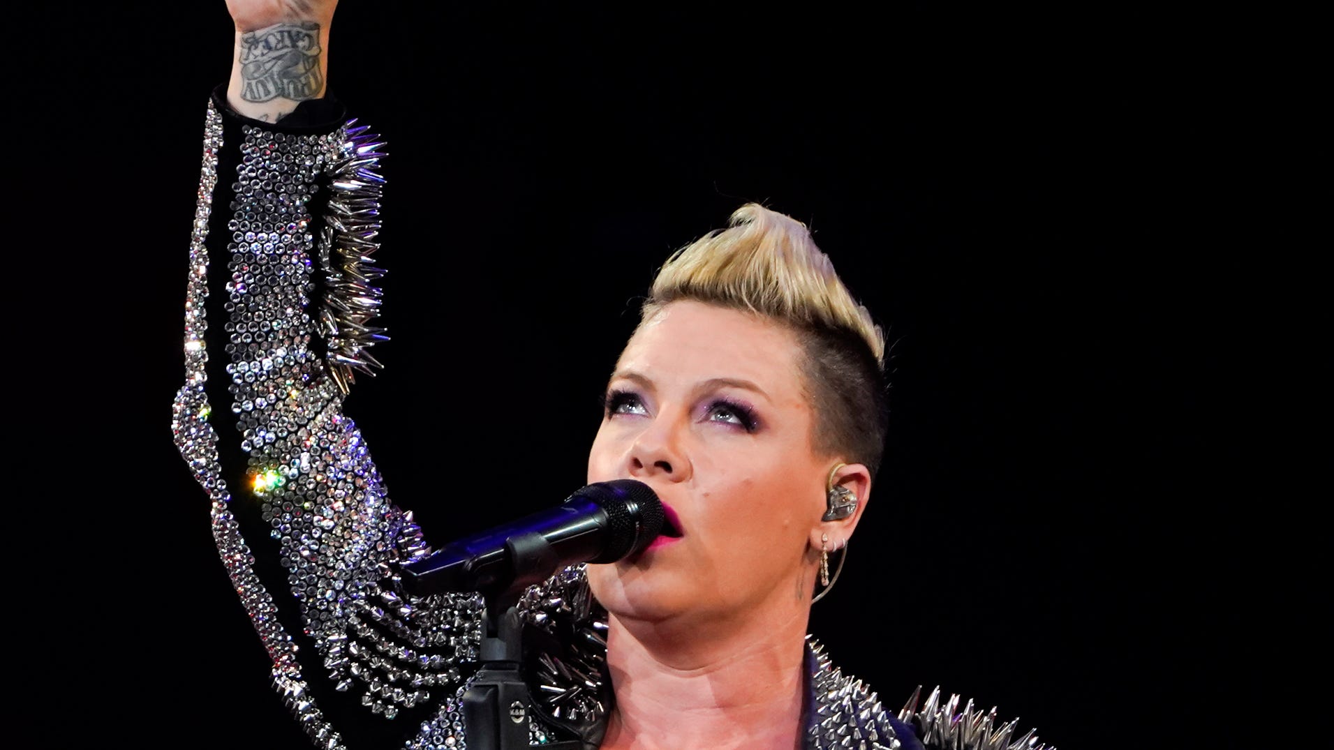 Pink sang 'What About Us' with her daughter