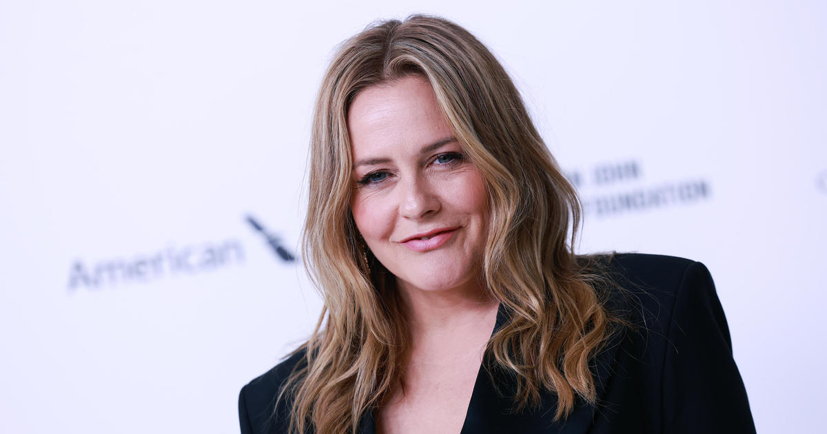 Alicia Silverstone, "Clueless" star, gives update after eating possibly toxic fruit