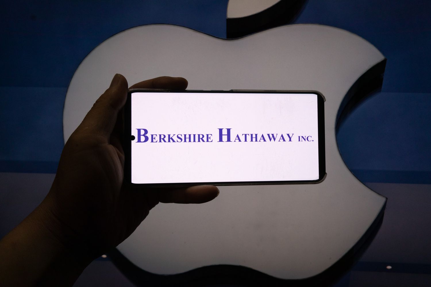 Apple Stock Falls Amid Broad Selloff as Berkshire Hathaway Trims Stake Again