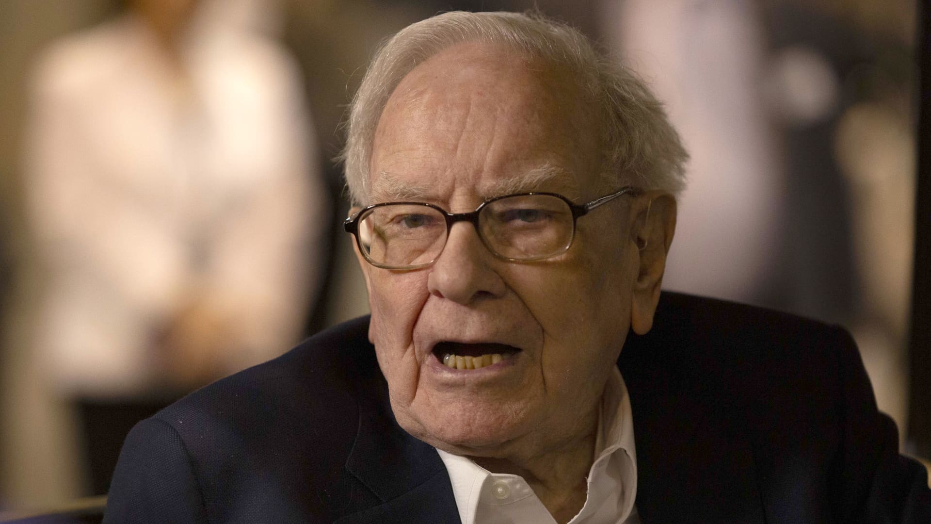 Apple shares drop 5% after Buffett's Berkshire slashes stake by half