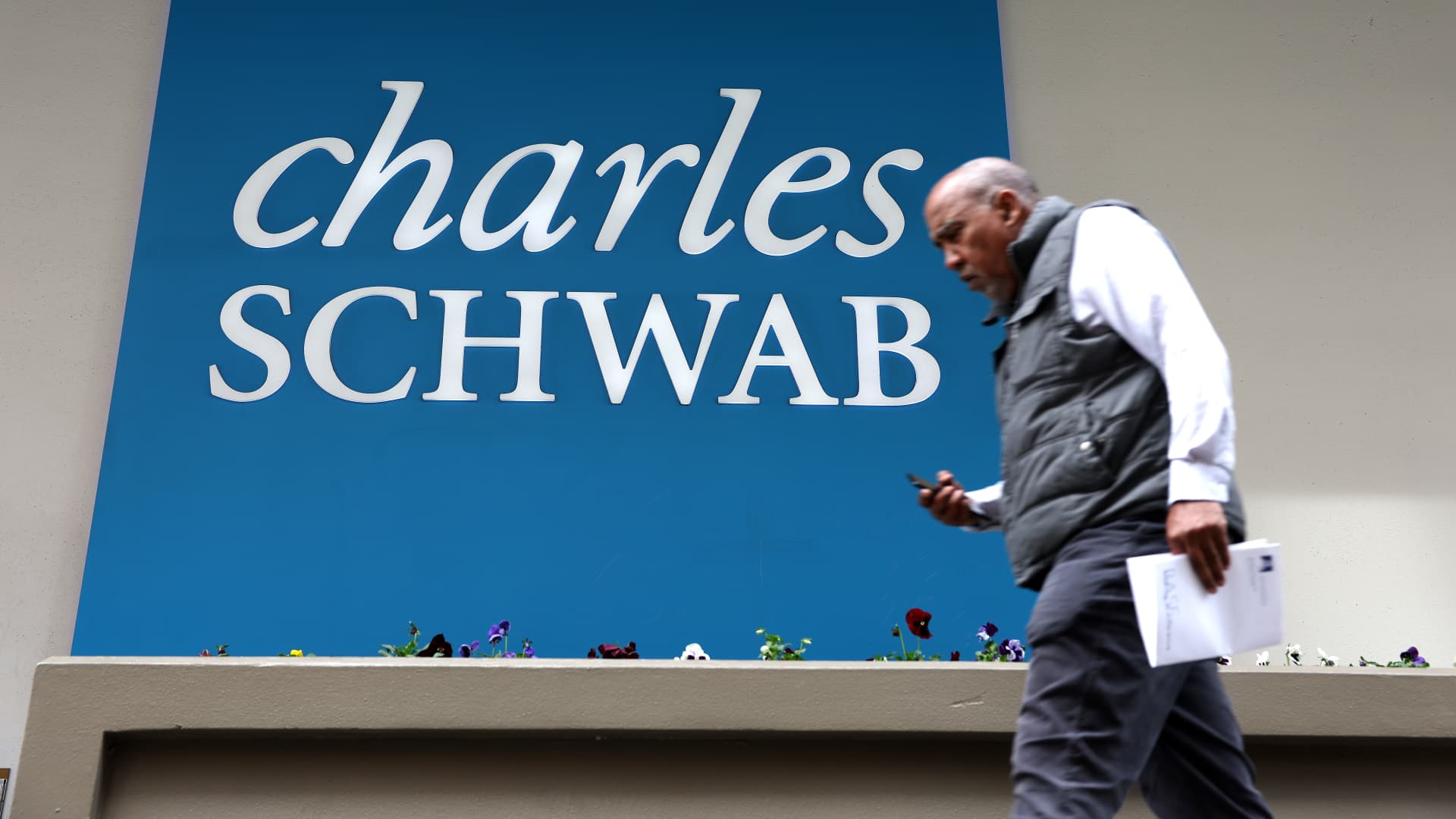 Charles Schwab says it has technical issue during stock market sell-off