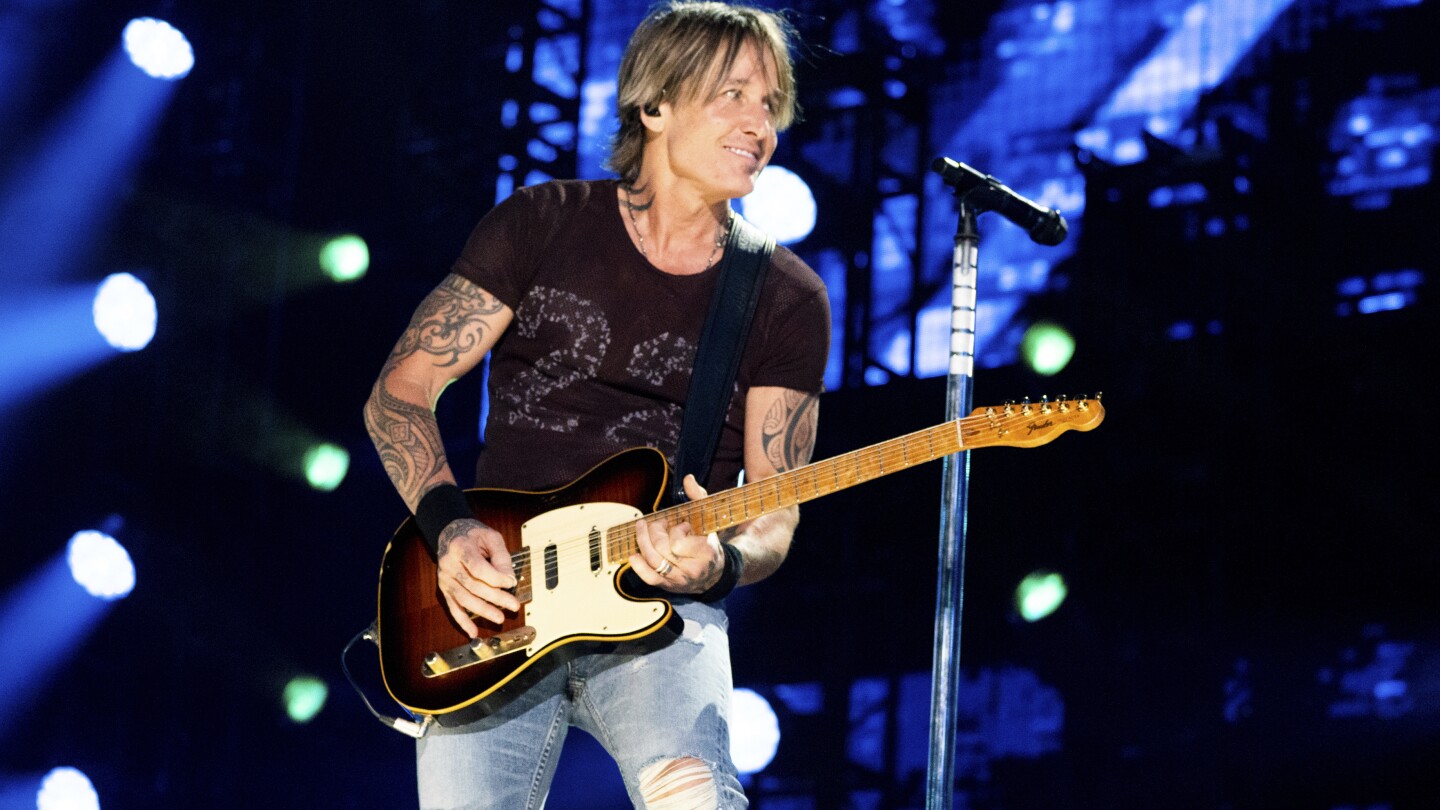 Keith Urban plays free pop-up concert outside Alabama Buc-ee's