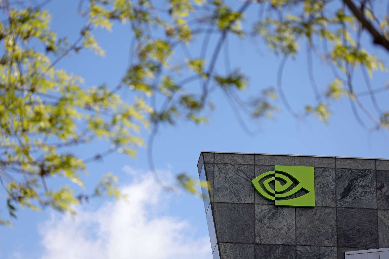 Nvidia Stock Rebounds as Analysts Highlight AI Leadership, Despite Reported Chip Delay