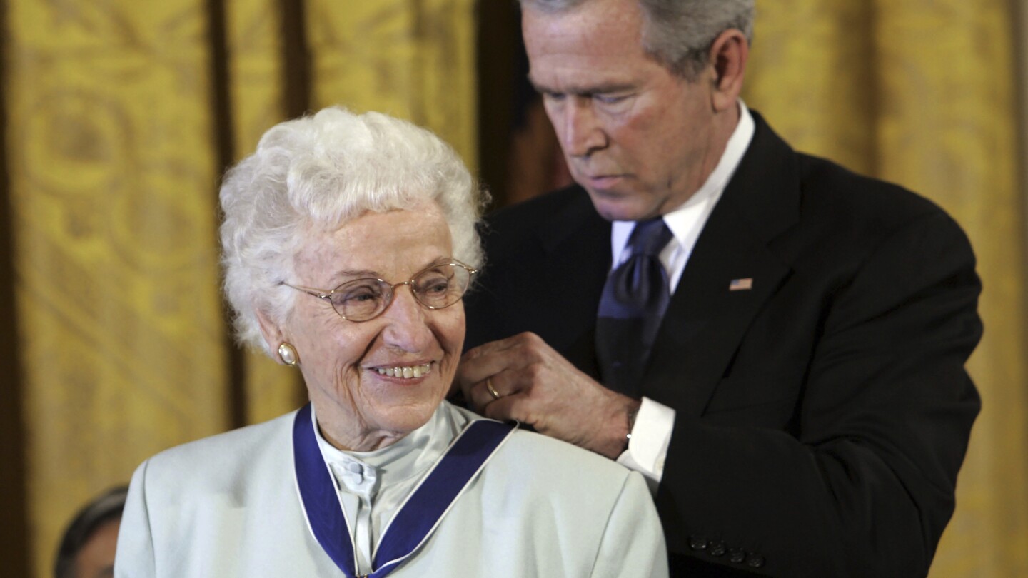 Ruth Johnson Colvin, who founded Literacy Volunteers of America, dies at 107