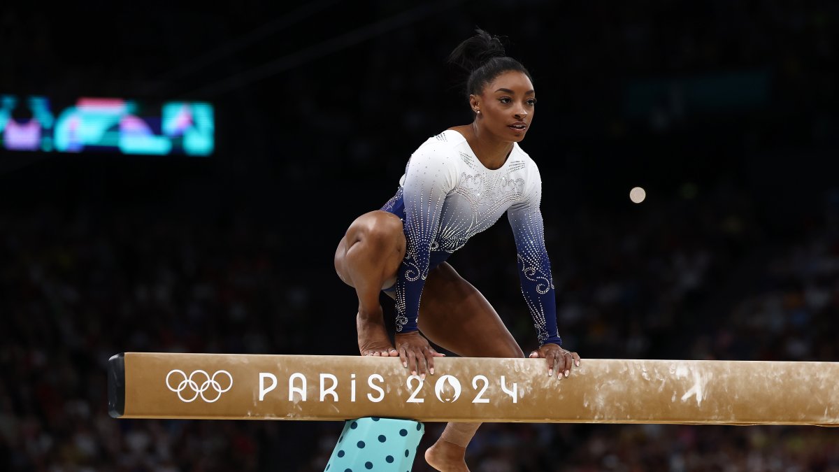 Simone falls on the balance beam final at Olympics 2024 – NBC New York