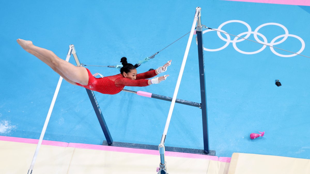 Suni Lee gets second-straight bronze medal in uneven bars – NBC10 Philadelphia