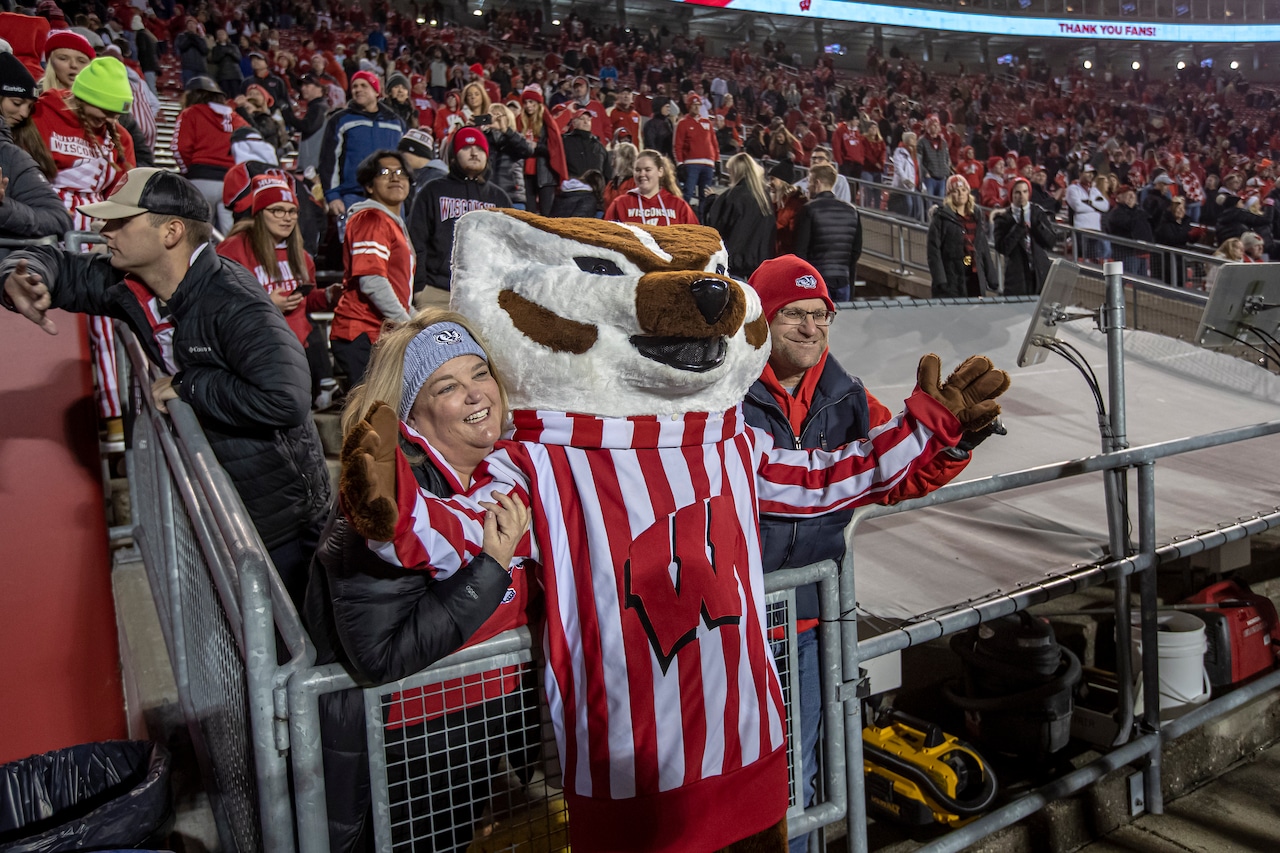 What time, TV channel is Wisconsin Badgers football game on today? Free live stream, odds