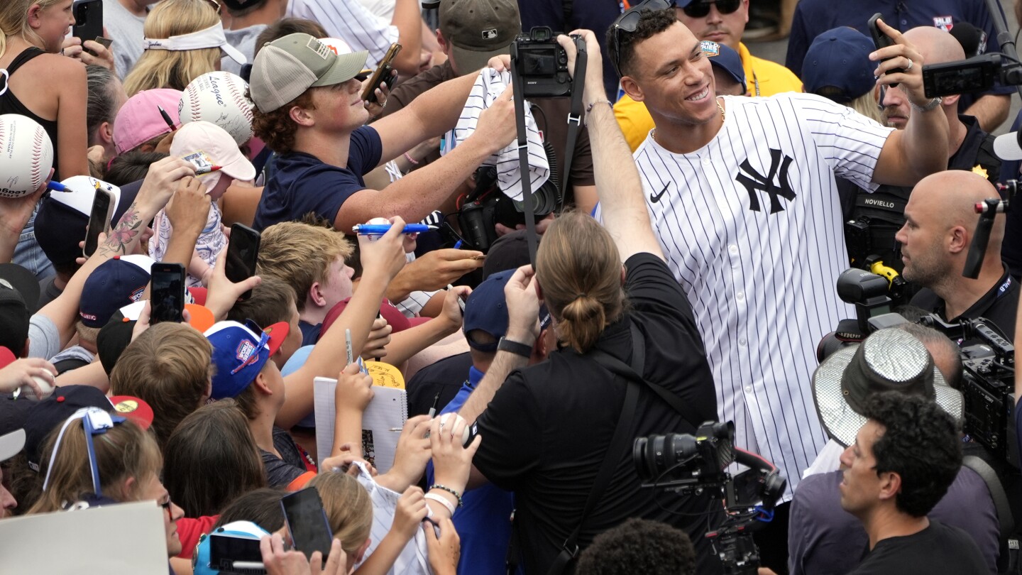 Yankees and Tigers are kids for a day, mingling among Little Leaguers