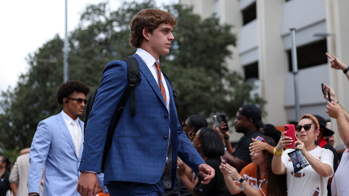 Arch Manning walks into stadium