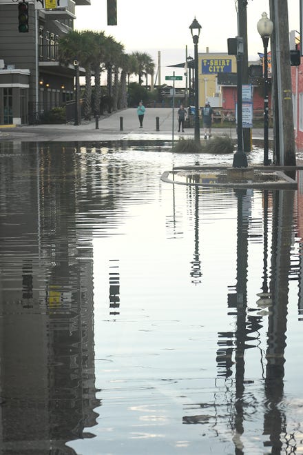 Residents and others look over the standing flood waters that remain around the Carolina Beach Lake area Tuesday Sept. 17, 2024 in Carolina Beach, N.C. KEN BLEVINS/STARNEWS