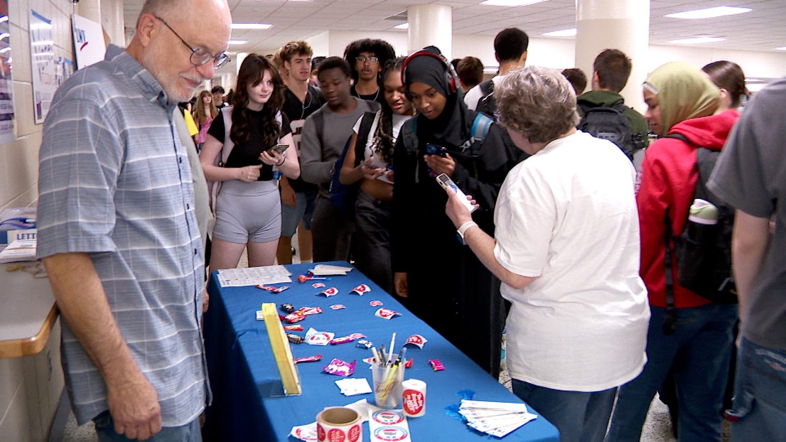 Robbinsdale School District Seniors Register to Vote