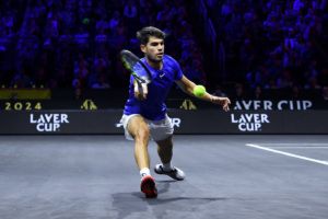 Carlos Alcaraz stretches for a forehand. Photo by Luciano Lima/Getty Images