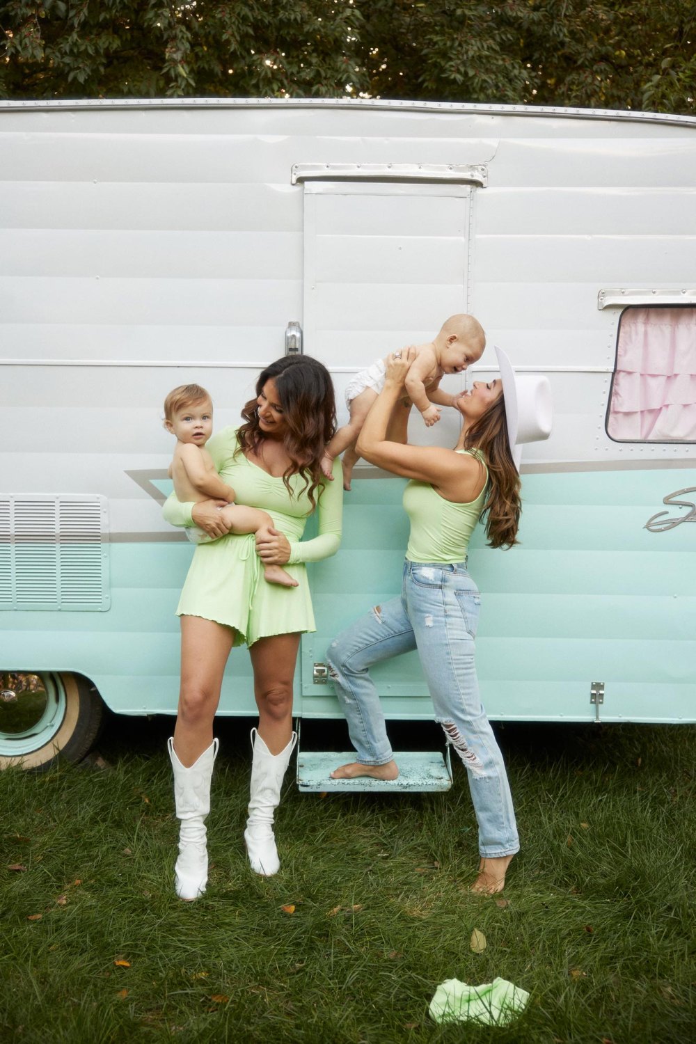 How Jessie James Decker Incorporated Her Kids in Her Kittenish Photoshoot