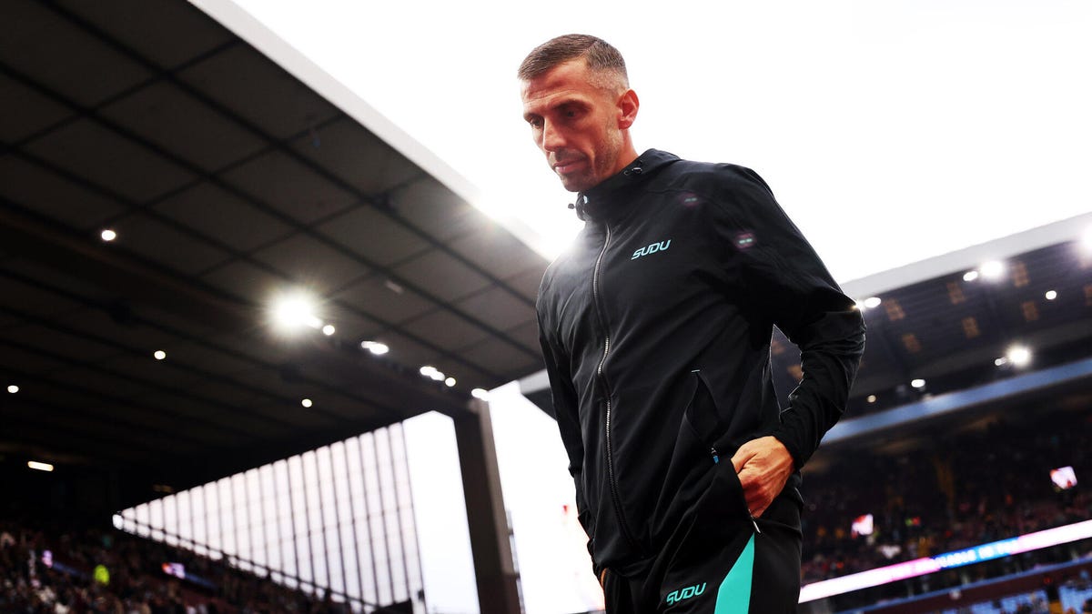 Wolverhampton Wanderers head coach Gary O'Neil walking with he is head bowed.