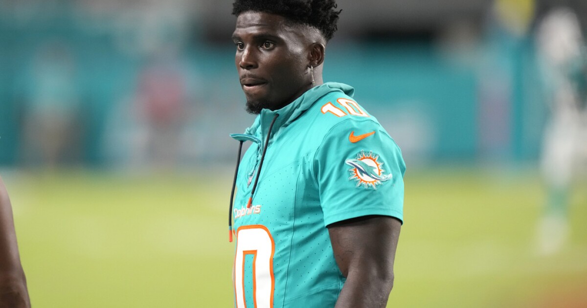 Officer disciplined after Miami Dolphins' Tyreek Hill was detained near stadium