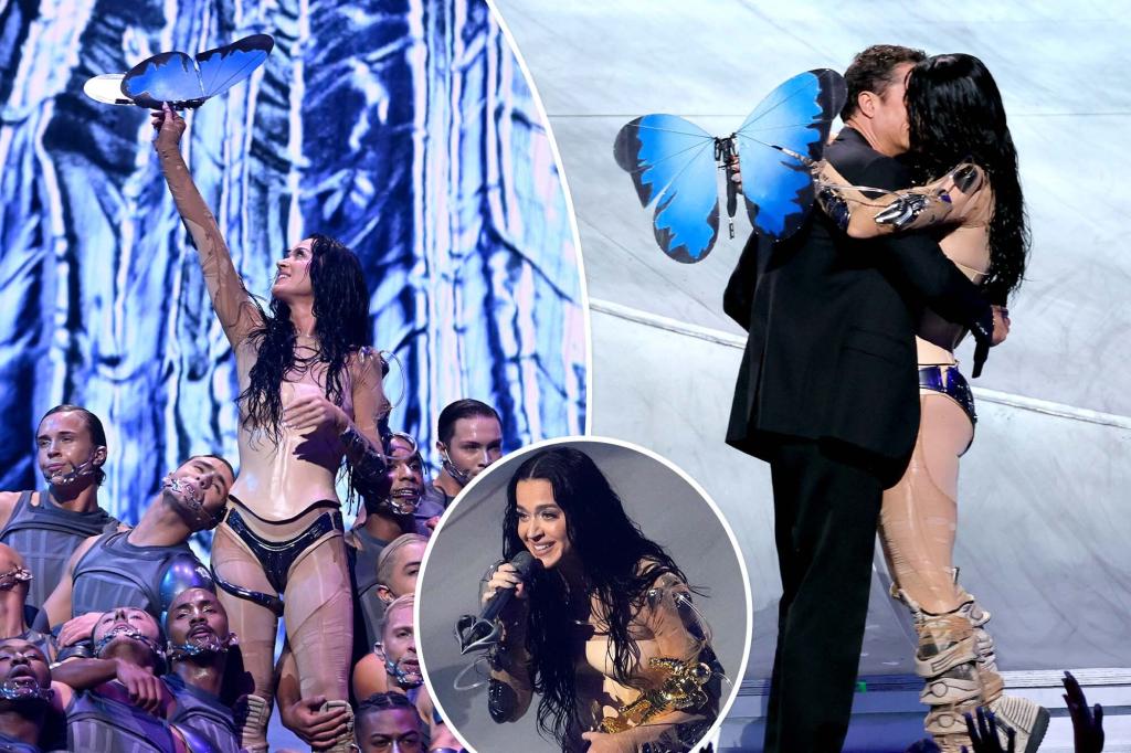 Orlando Bloom gives Katy Perry VMAs 2024 Video Vanguard Award